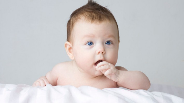 Por que os bebês colocam tudo na boca?