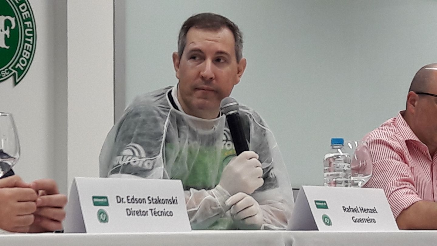 Rafael Henzel sai do hospital e promete narrar jogo da Chape