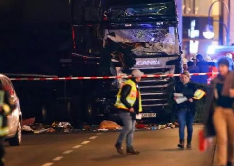 Terrorista lança caminhão sobre pessoas que estavam em feira da Alemanha e mata muitos