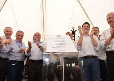 José Melo inaugura Residencial Viver Melhor III e anuncia projeto com mais 4 mil unidades habitacionais