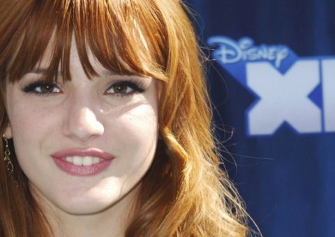 Ex queridinha da Disney usa micro camiseta e acaba mostrando demais