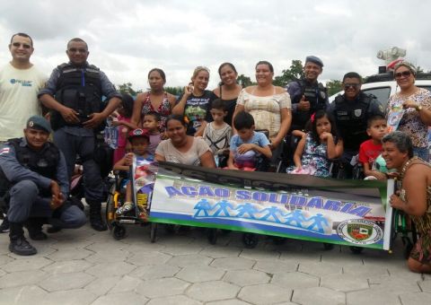 Policiais distribuem cestas e brinquedos à famílias carentes em Manaus
