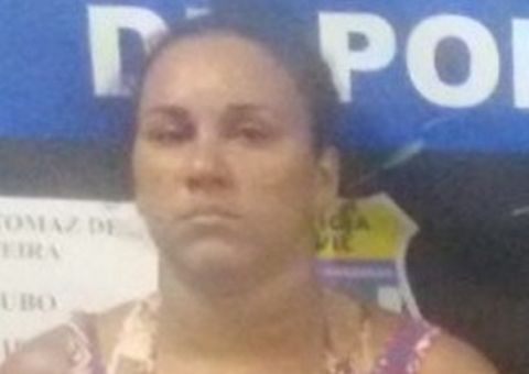 Polícia pede ajuda para encontrar mulher suspeita de assaltar loja em Manaus