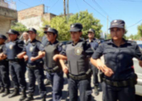 Policiais são expulsas de corporação após serem flagradas aos beijos