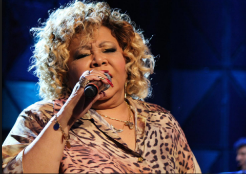 Alcione passa mal após show e é internada em hospital