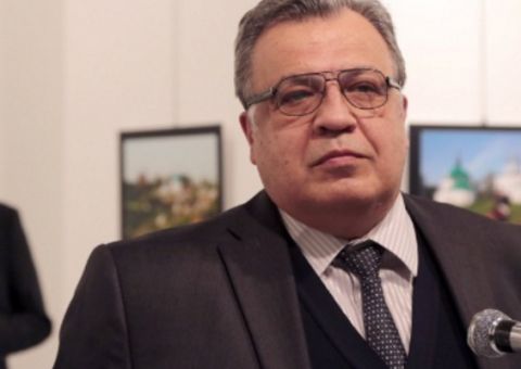 Fotógrafo que flagrou imagem de russo com atirador achou que era 'peça teatral'