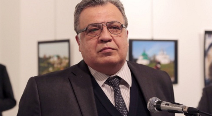 Fotógrafo que flagrou imagem de russo com atirador achou que era 'peça teatral'