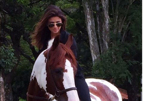 Paula Fernandes faz declaração de amor para cavalo e internautas não perdoam