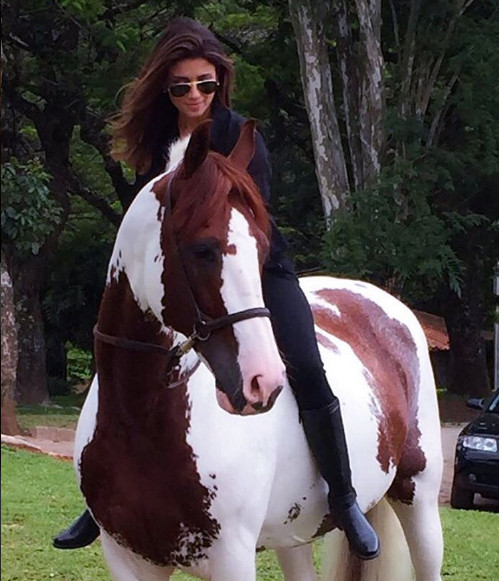 Paula Fernandes faz declaração de amor para cavalo e internautas não perdoam