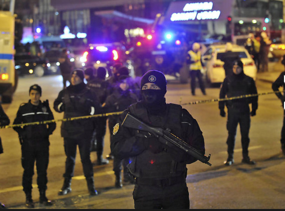 Homem é detido após disparar diante da embaixada dos EUA na Turquia