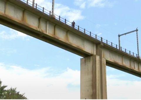 Na frente da família homem morre após saltar de bungee jump