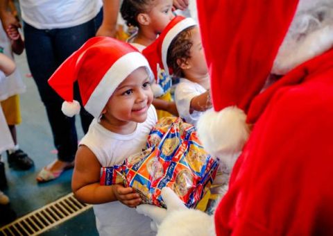  Prefeitura realiza Natal Solidário com entrega de brinquedos nos Bilhares   