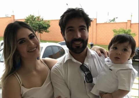 Jéssica Costa e Sandro Pedroso batizam o filho e Leonardo não comparece