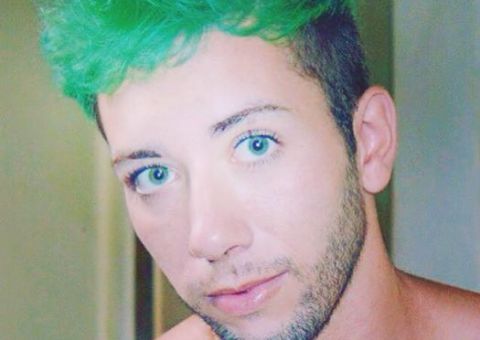 De vestido e salto alto, aluno recebe diploma no ITA