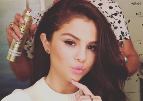 Selena Gomez aparece em clima de romance com fotógrafo e fãs ficam alvoroçados 