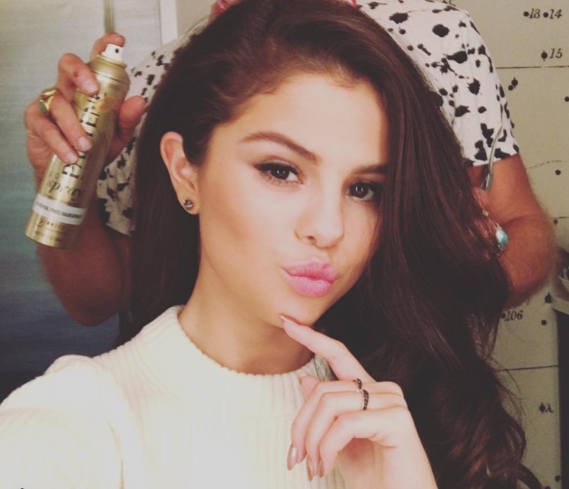 Selena Gomez aparece em clima de romance com fotógrafo e fãs ficam alvoroçados 