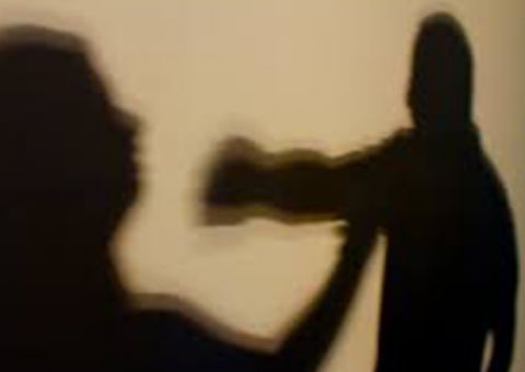  Pai é agredido após defender o filho de ataque homofóbico