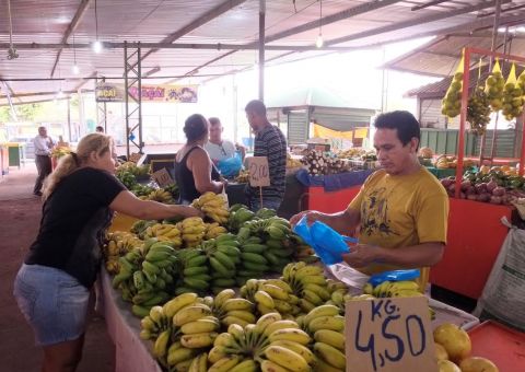 Feira realiza ofertas de produtos regionais para a ceia de Natal 