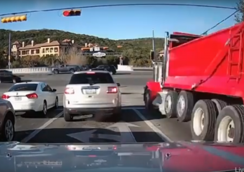 Caminhão desgovernado causa estrago em avenida