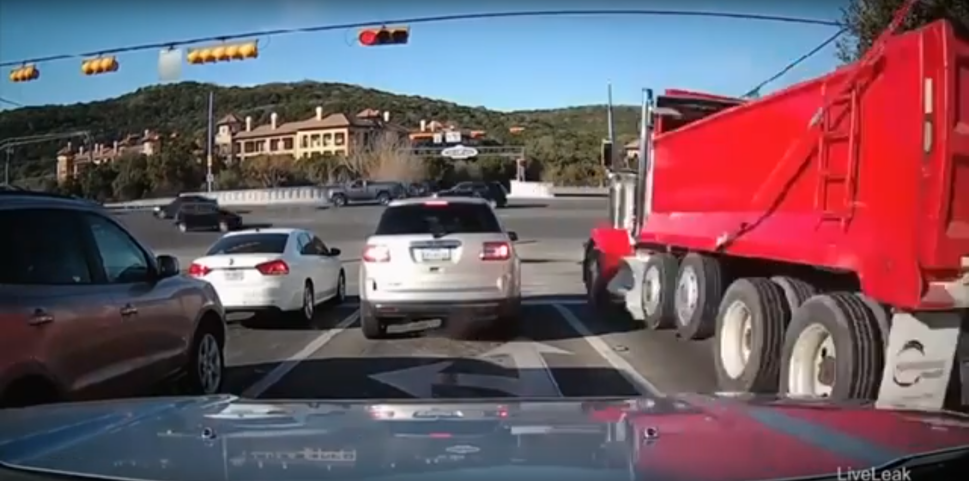 Caminhão desgovernado causa estrago em avenida