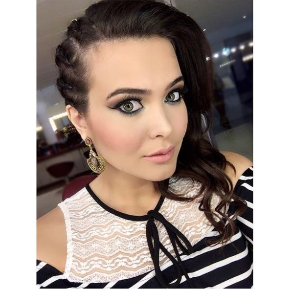 Geisy Arruda posta foto com decote profundo e quase mostra demais