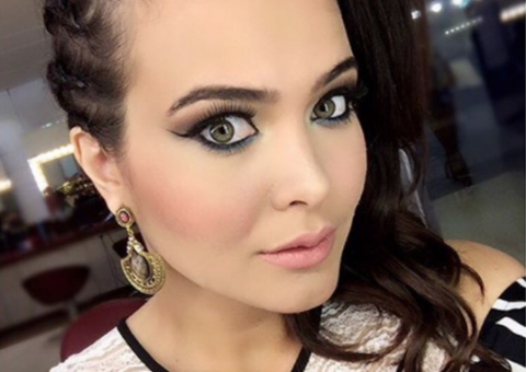 Geisy Arruda posta foto com decote profundo e quase mostra demais