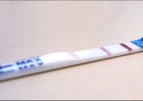 Mulher vende testes positivos de gravidez para pagar faculdade