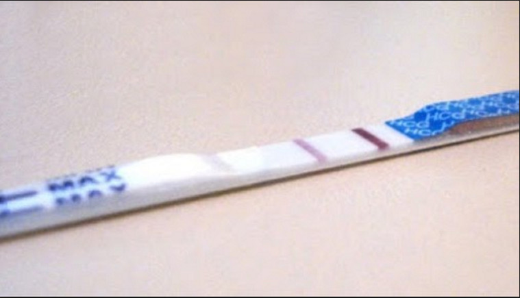 Mulher vende testes positivos de gravidez para pagar faculdade