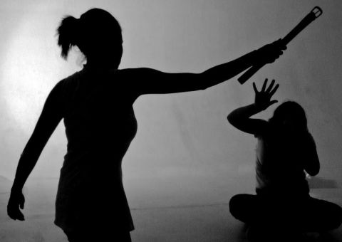 Mulher é presa acusada de torturar suposta amante do marido 