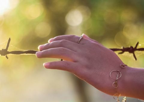  Casal é preso suspeito de torturar a própria filha 