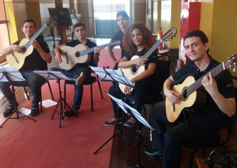 Orquestra de violões anima quarta-feira com show gratuito em shopping de Manaus