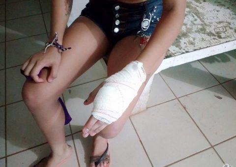 Adolescente não aceita fim de namoro, invade casa e esfaqueia a ex