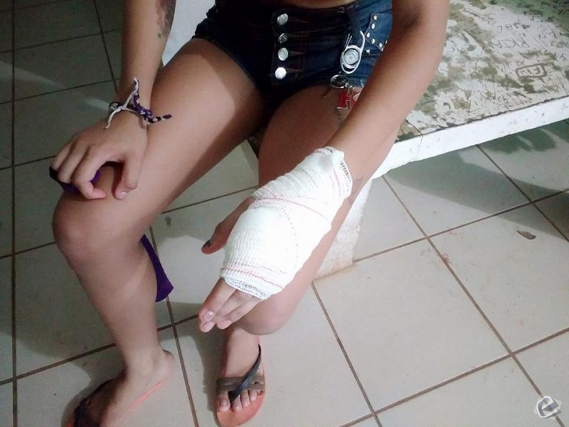 Adolescente não aceita fim de namoro, invade casa e esfaqueia a ex