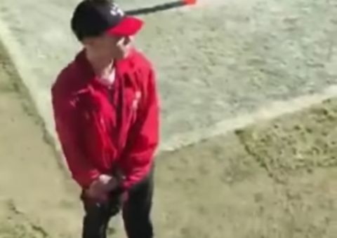 Guarda de segurança se 'alegra' na frente de cheerleaders