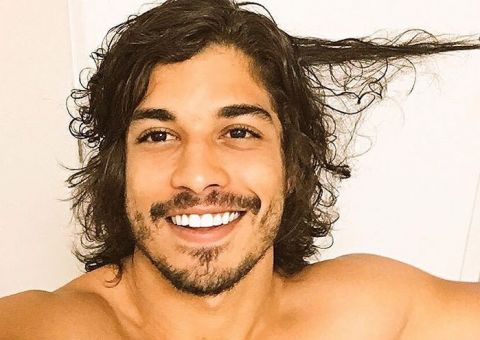 Solteiro há 1 mês, Douglas Sampaio é flagrado aos beijos com loira