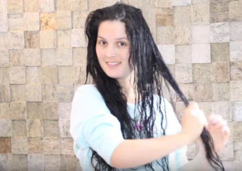 Blogueira causa na web ao ensinar progressiva caseira feita com aspirina 