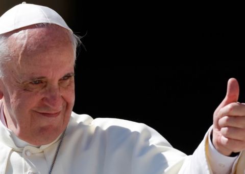 Papa Francisco conclui ‘missão revolucionária’: comprar seus sapatos