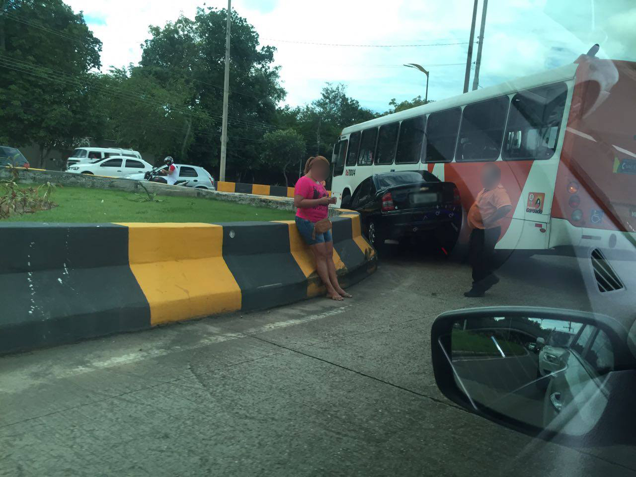 Colisão entre carro e ônibus deixa trânsito congestionado na Ponta Negra