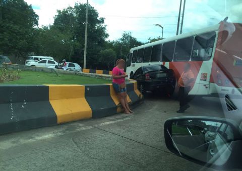 Colisão entre carro e ônibus deixa trânsito congestionado na Ponta Negra