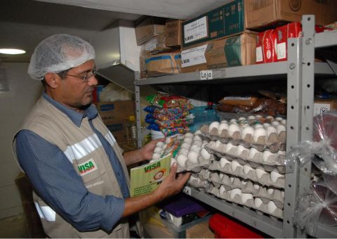 Vigilância Sanitária apreende produtos na zona Leste