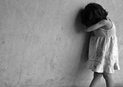 Criança de três anos é mantida dentro de caixote com insetos  