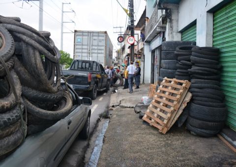 Operação fecha 3 empresas por venda ilegal de pneus