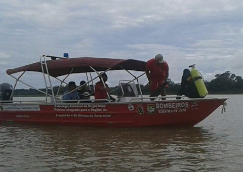 Homem cai de embarcação e desaparece em rio no AM
