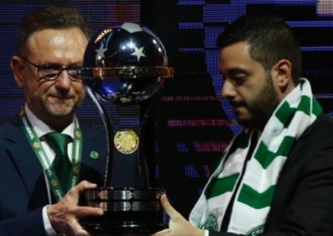 Presidente da Chapecoense recebe troféu da Copa Sul-Americana 