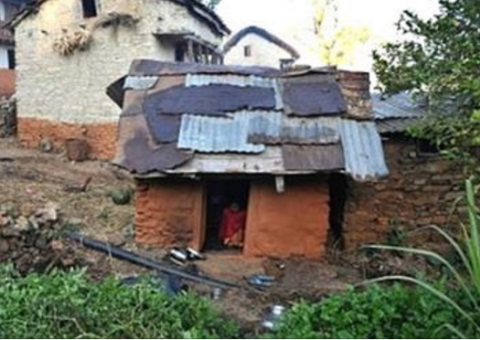 Menina morre após ficar isolada por menstruação e gera debate