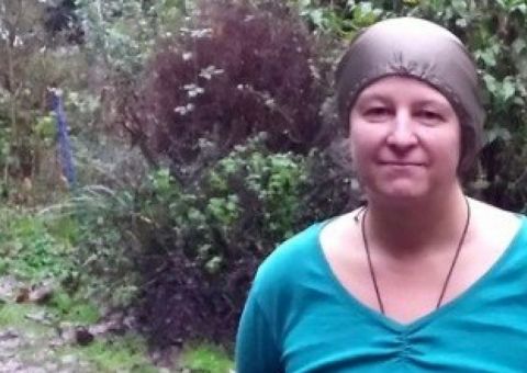 Mulher usa 'capacete' por causa de alergia a wi-fi