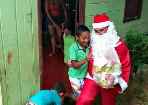 'Pedi para ajudar minha mãe', diz menino após receber cesta básica do papai noel