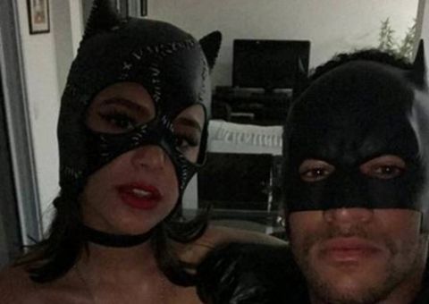 Com fantasia sexy, Bruna Marquezine posa pela 1ª vez com Neymar após reatarem namoro