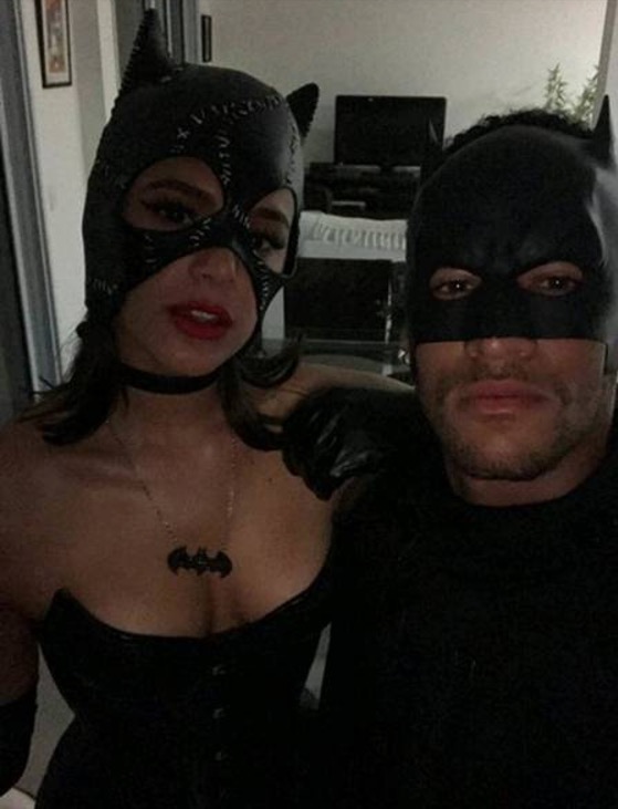 Com fantasia sexy, Bruna Marquezine posa pela 1ª vez com Neymar após reatarem namoro