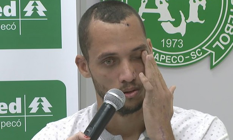 Jogador chora ao lembrar de amigos que morreram em tragédia aérea